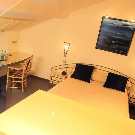 Les Reflets Jaunes 3*